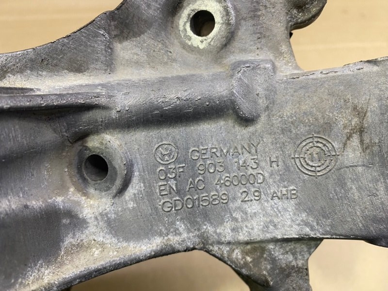 Корпус масляного фильтра Volkswagen Golf 2012 Mk6