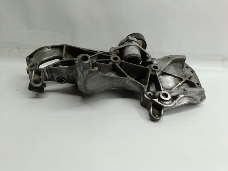 Кронштейн генератора renault logan