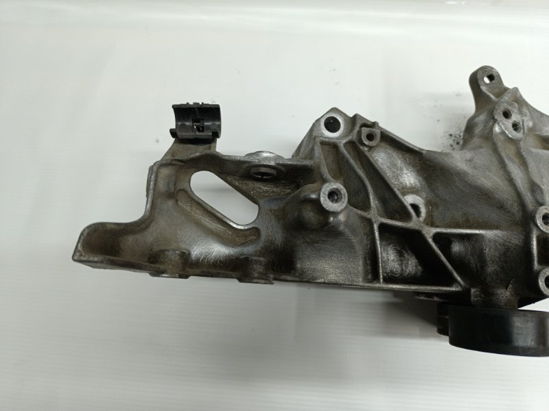 Кронштейн генератора renault logan