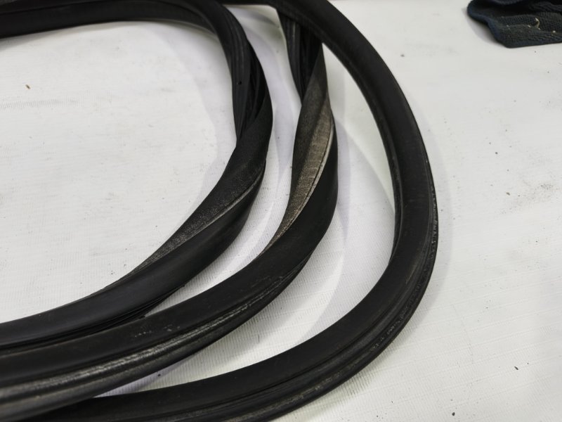 Уплотнитель кузова Citroen C4 2008