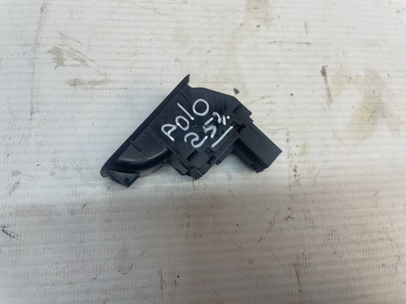 Кнопка открывания багажника Volkswagen Polo 2020