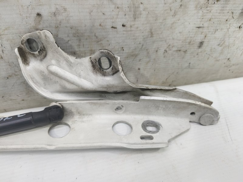 Петля капота Audi A6 2012