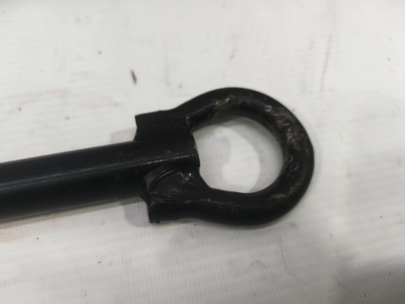 Крюк буксировочный Audi A6 2012