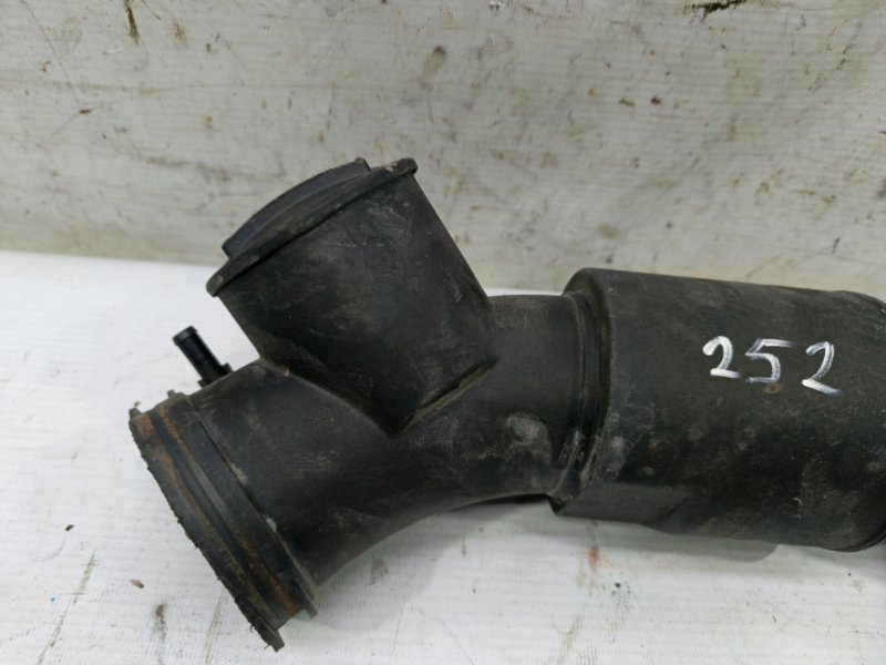 Патрубок воздушного фильтра Audi A6 2012