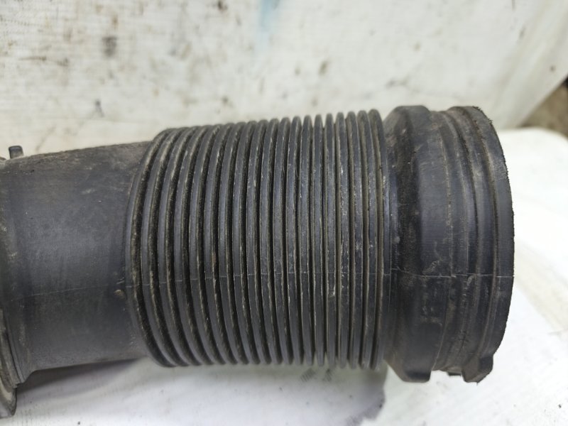 Патрубок воздушного фильтра Audi A6 2012