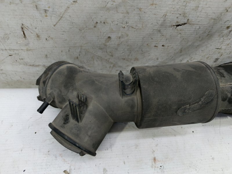 Патрубок воздушного фильтра Audi A6 2012