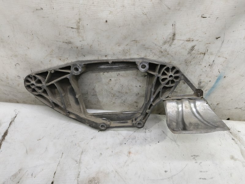 Кронштейн редуктора Audi A6 2012