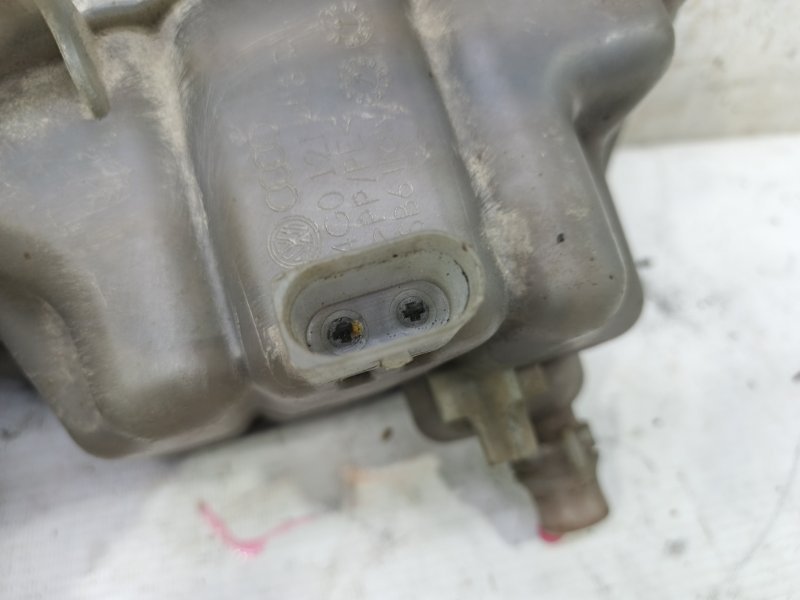 Бачок расширительный Audi A6 2012