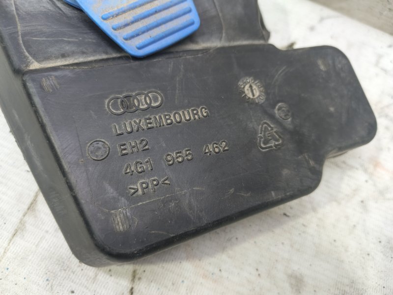 Горловина бачка омывателя Audi A6 2012