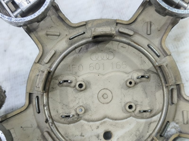 Колпачок ступицы Audi A6 2012