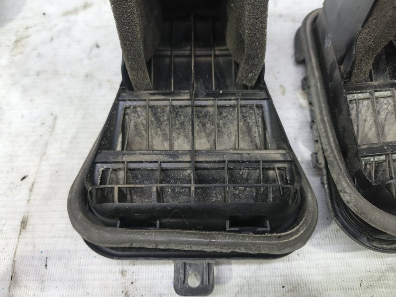 Решетка вентиляционная Audi A6 2012