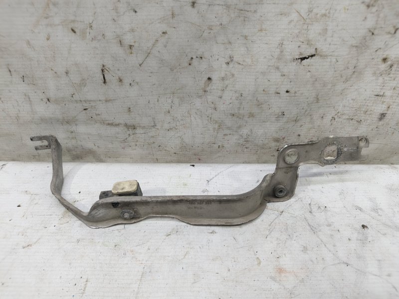 Кронштейн крыла Audi A6 2012