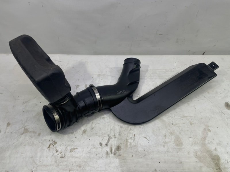 Резонатор воздушного фильтра GMC Jimmy II 1995