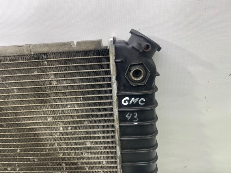 Радиатор GMC Jimmy II 1995