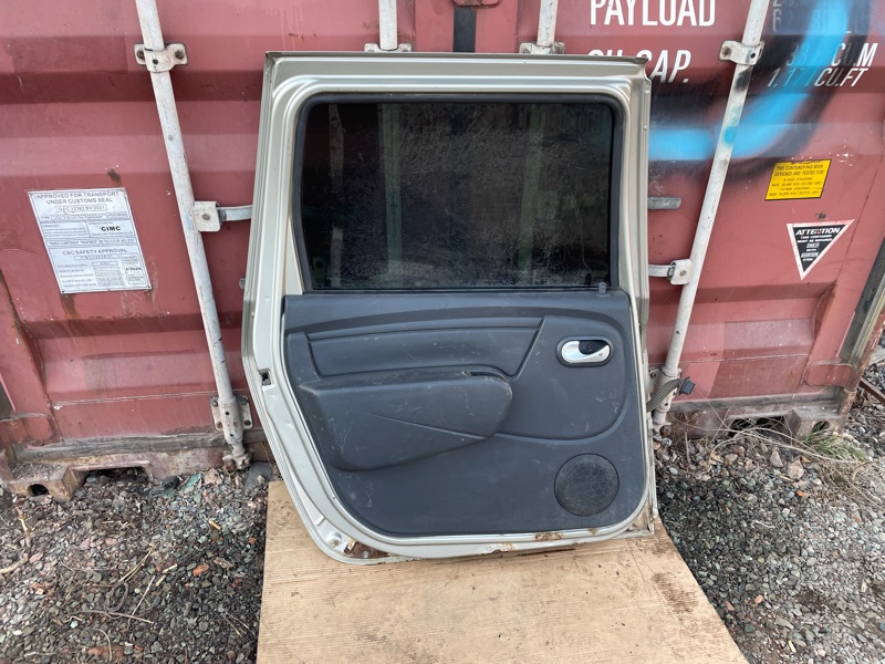 Дверь Lada Largus 2013