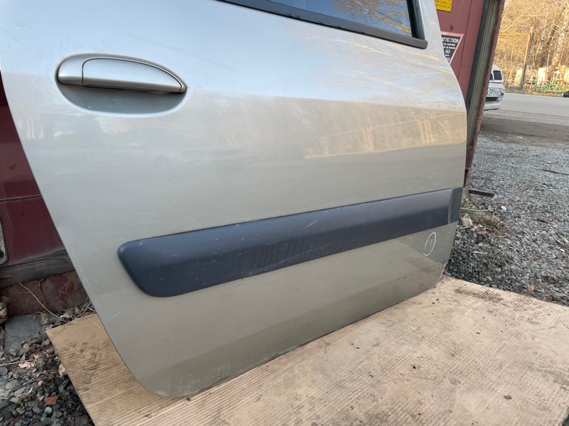 Дверь Lada Largus 2013