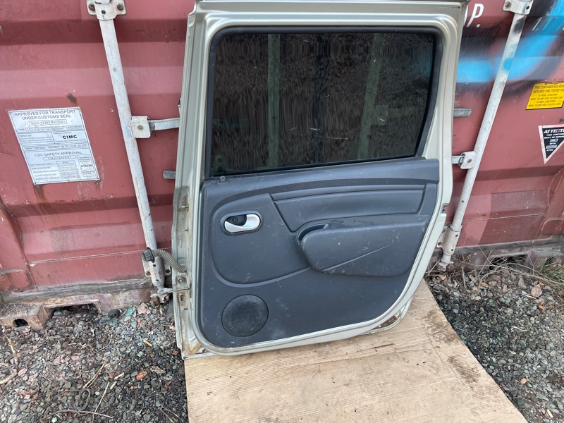 Дверь Lada Largus 2013