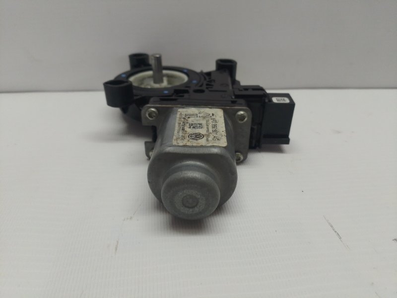 Моторчик стеклоподъемника Volkswagen Polo 2015