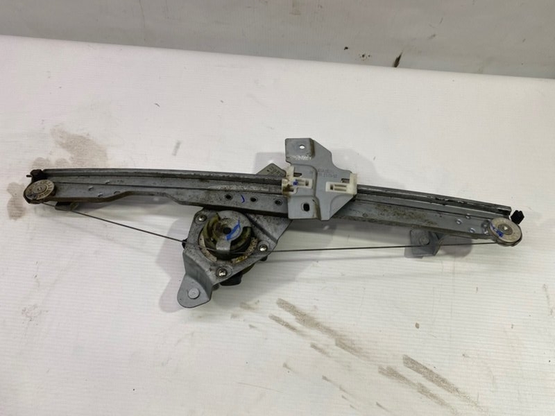 Стеклоподъемник Lada Largus 2013