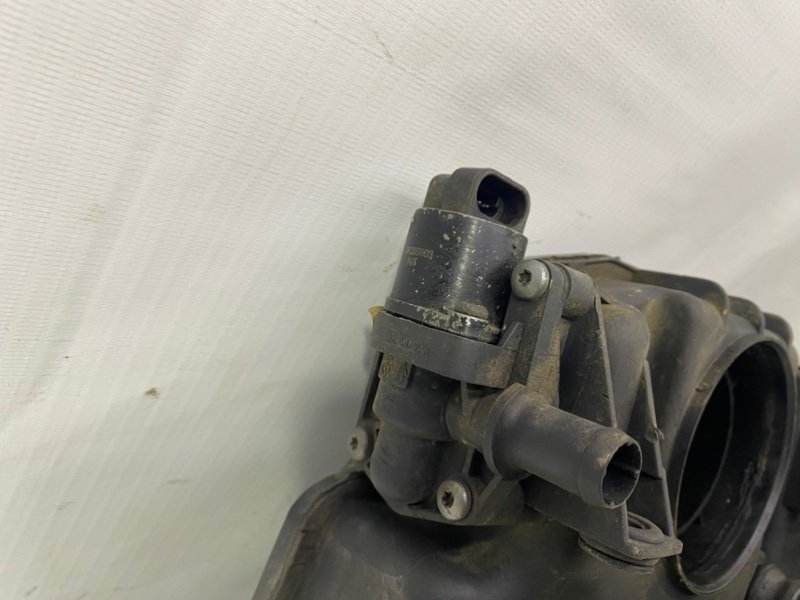 Корпус воздушного фильтра Lada Largus 2013