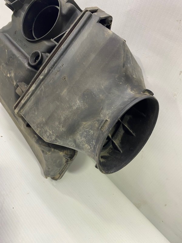 Корпус воздушного фильтра Lada Largus 2013