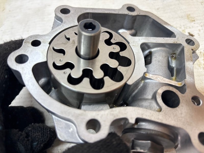 Насос масляный Toyota Land Cruiser 2021-2025 300