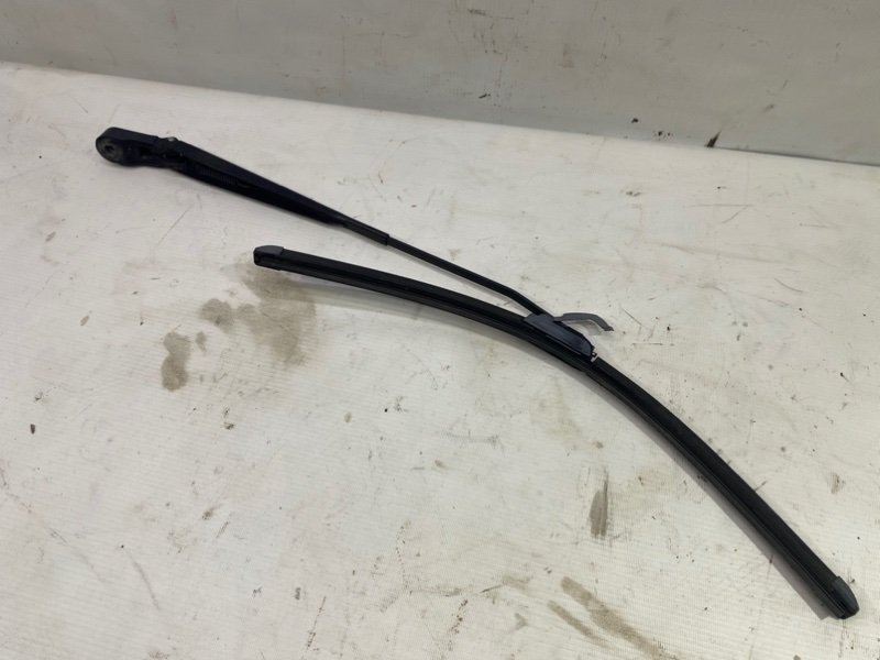 Поводок стеклоочистителя Lada Largus 2013