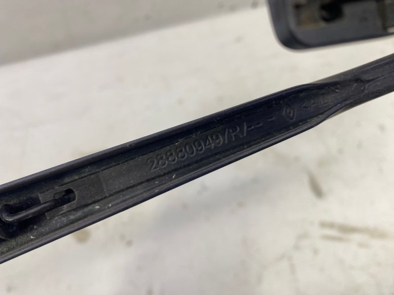 Поводок стеклоочистителя Lada Largus 2013