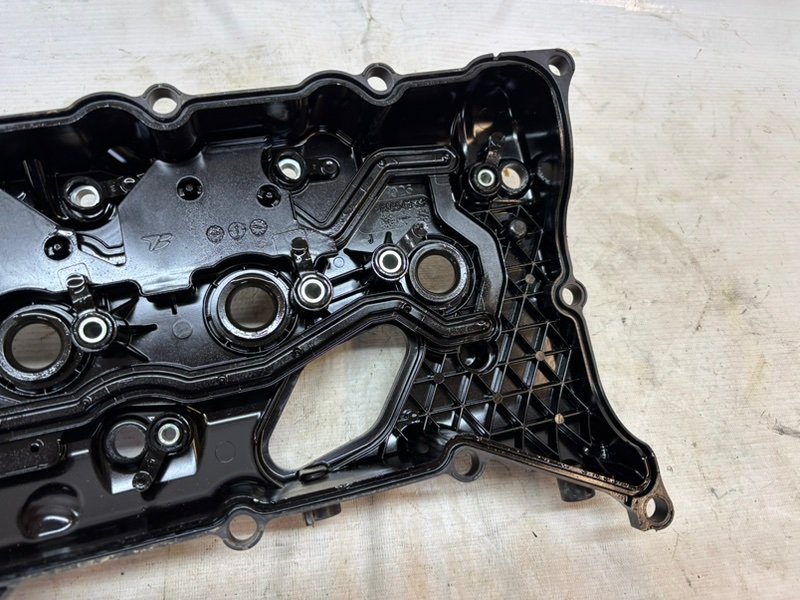 Клапанная крышка Toyota Land Cruiser 2021-2025 300