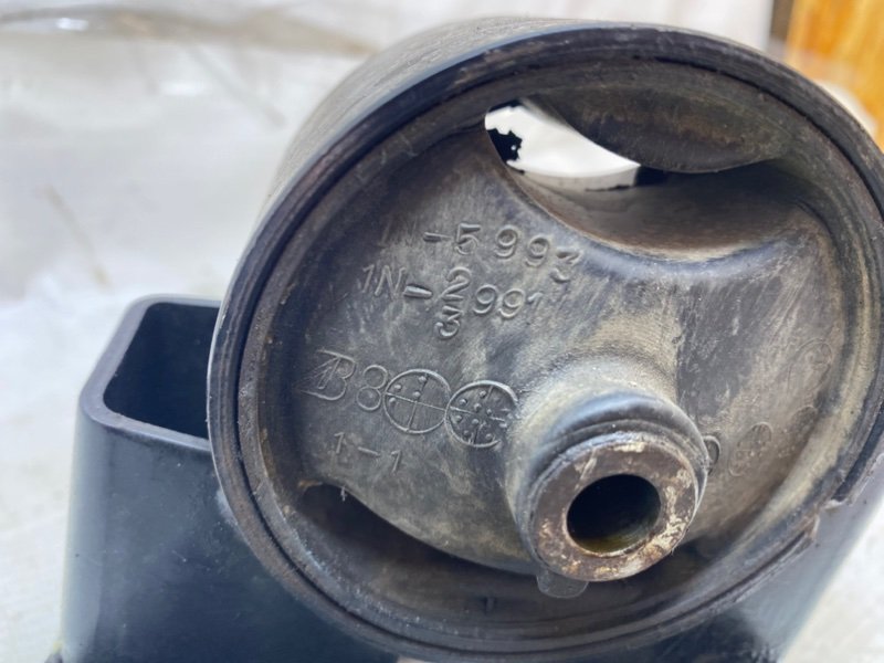 Подушка двигателя Nissan Sunny 2000