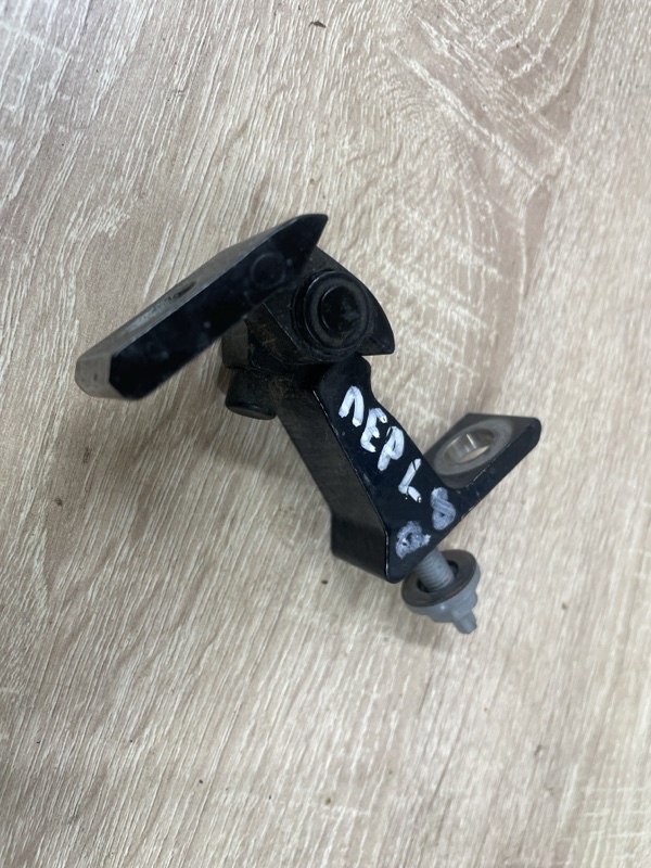 Петля двери Audi Q8 2021