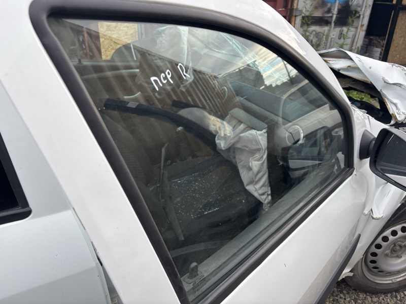 Стекло двери Lada Largus