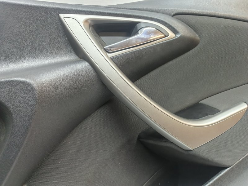Обшивка двери Opel Astra 2011 J