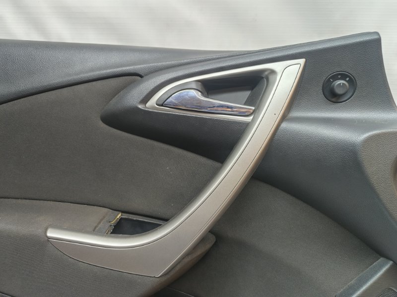 Обшивка двери Opel Astra 2011 J