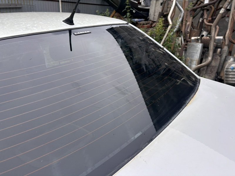 Стекло заднее Mitsubishi Lancer Cedia 2002