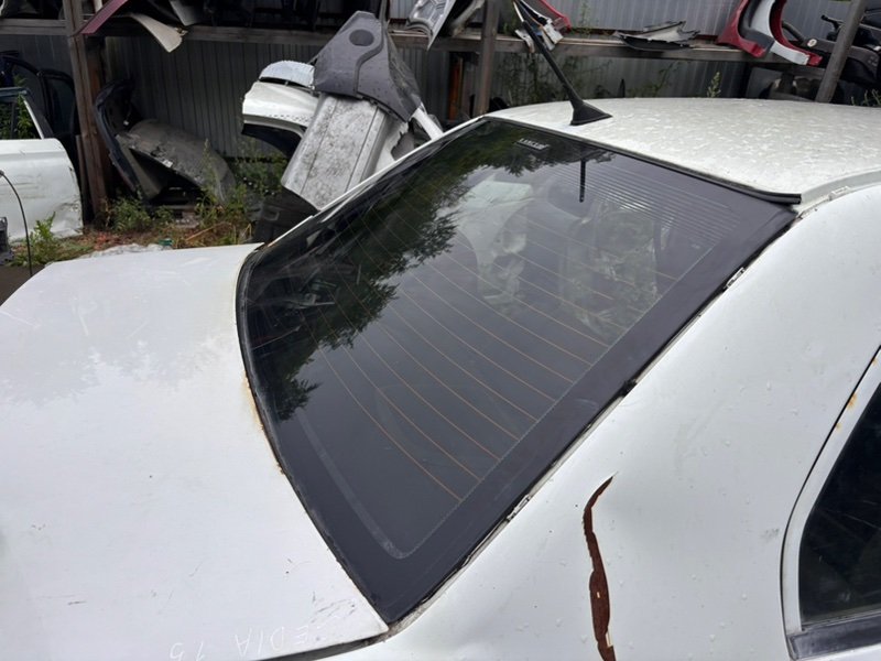 Стекло заднее Mitsubishi Lancer Cedia 2002