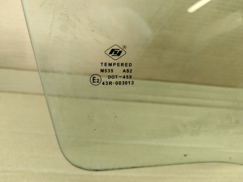 Стекло двери Mitsubishi Chariot Grandis 2001