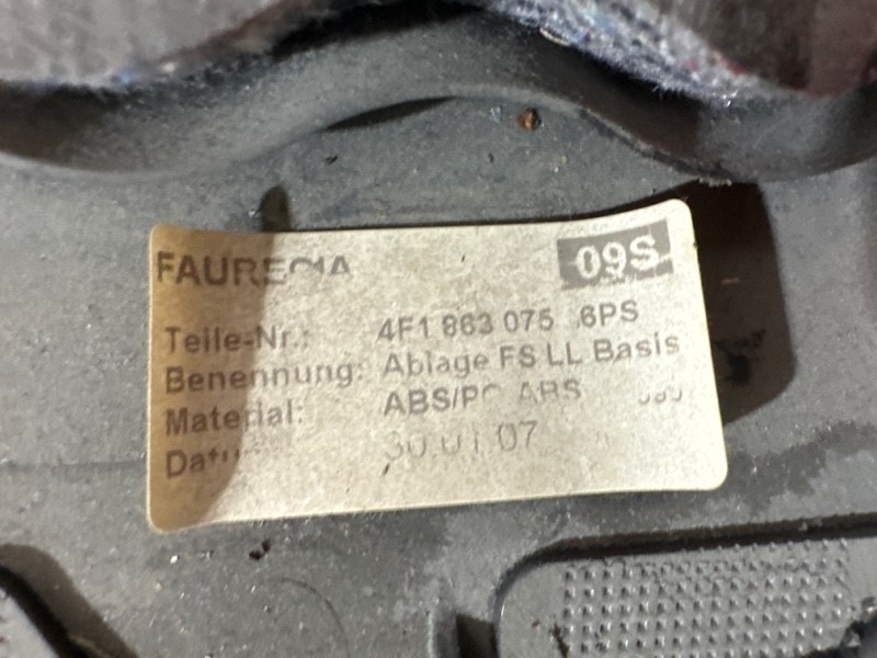 Накладка под торпедо левая Audi A6 quattro 2007 C6