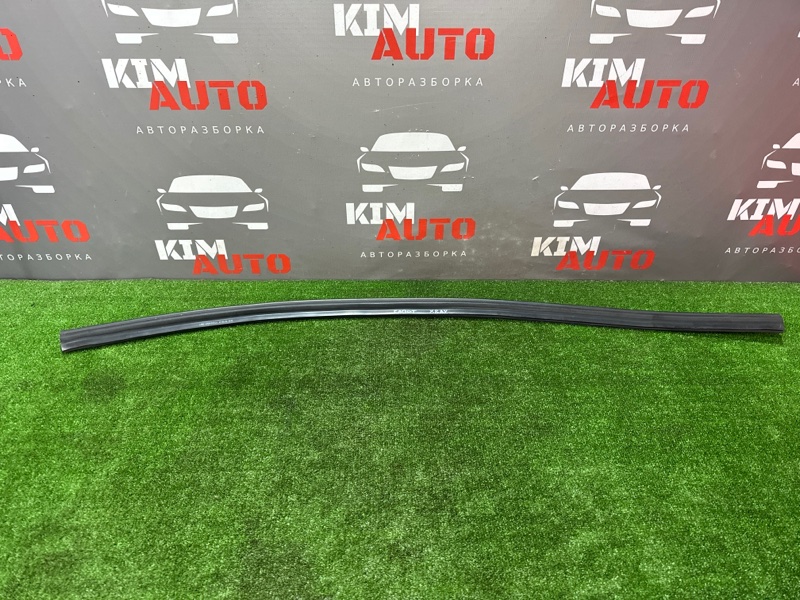 Уплотнитель капота Lada X-Ray Cross 2022