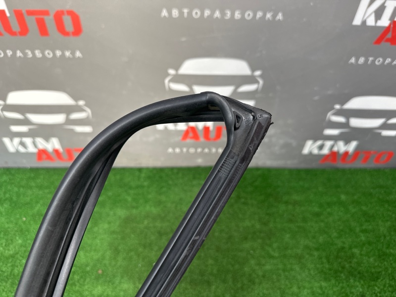 Уплотнитель стекла зад. лев. направляющий Kia Rio 3 HB 2013
