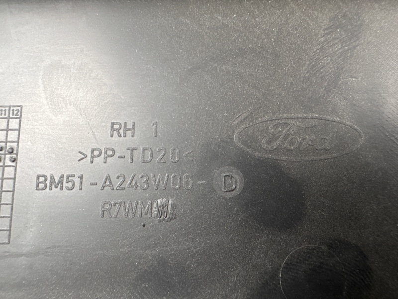 Накладка центральной стойки нижняя Ford Focus 3 2013