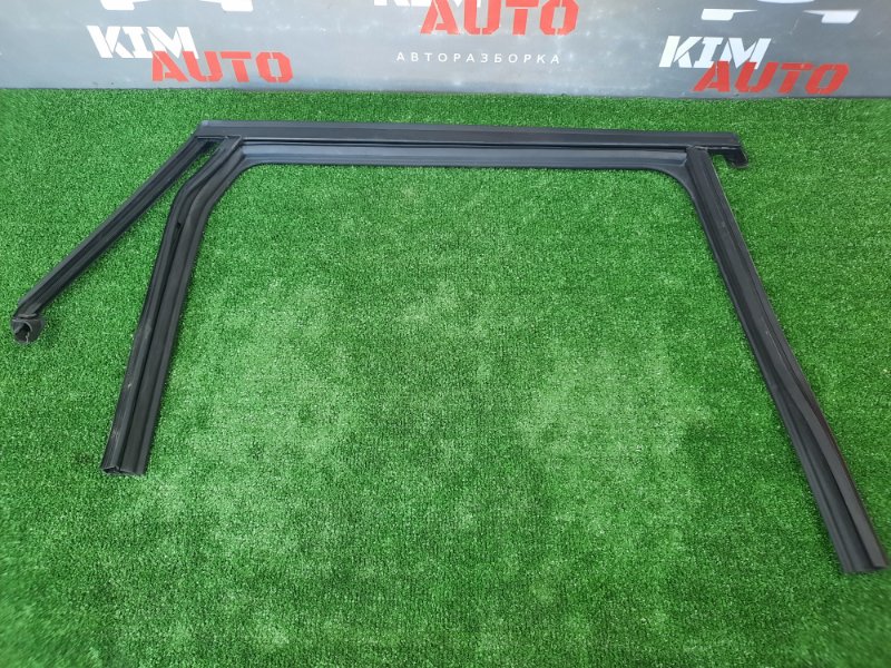 Уплотнитель стекла зад.прав. направляющий Lada X-Ray Cross 2022