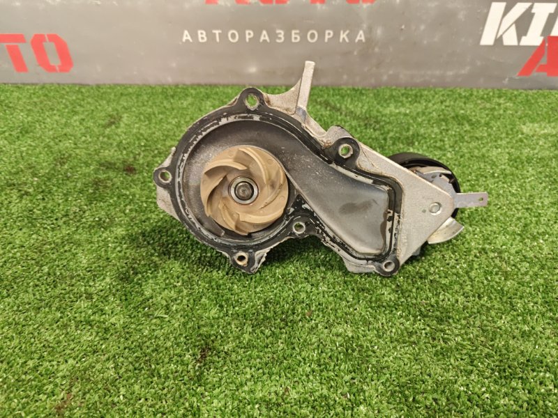 Насос водяной (помпа) с роликом Ford Focus 2 2009 HB