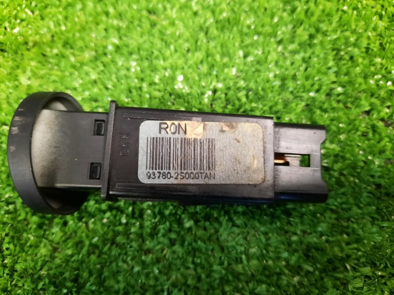 Кнопка включения обогрева стекла Hyundai ix35 2011