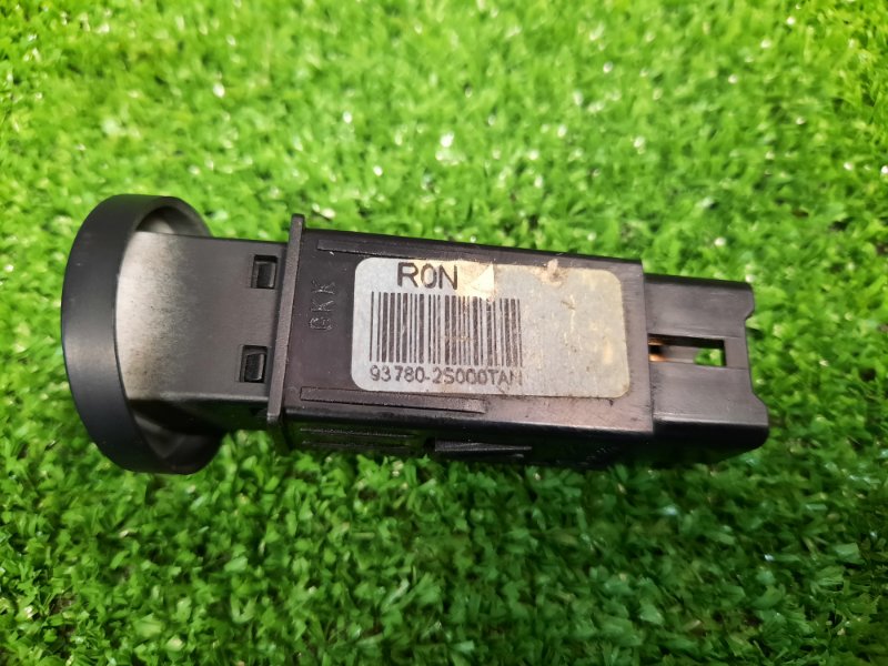 Кнопка включения обогрева стекла Hyundai ix35 2011