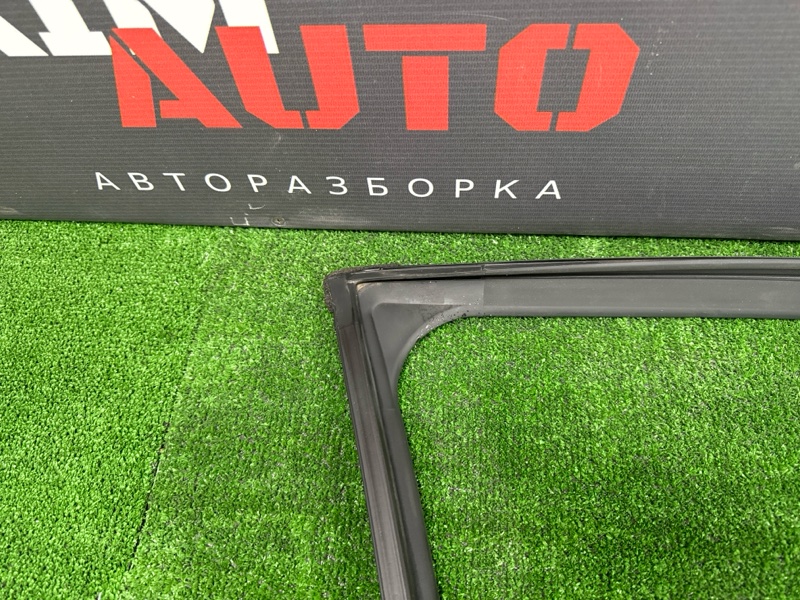 Уплотнитель стекла перед. прав. направляющий Infiniti QX50 J55 2019
