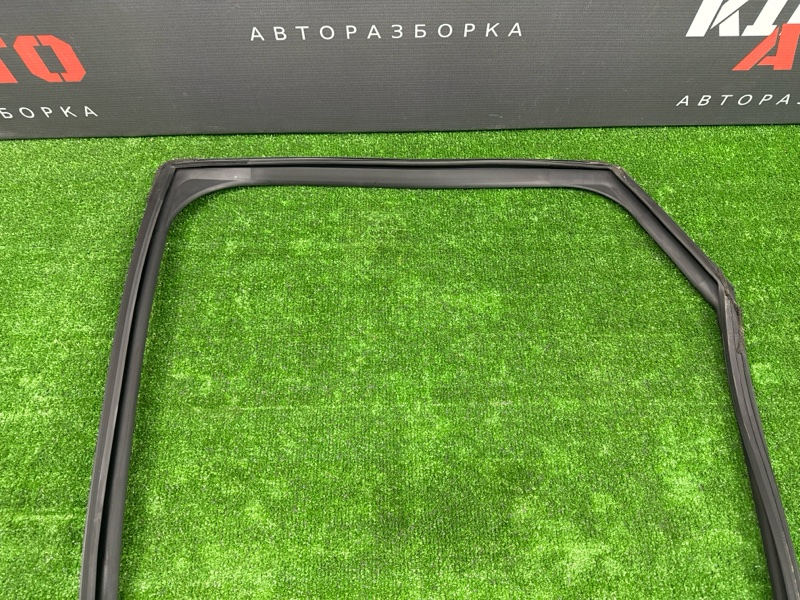 Уплотнитель стекла зад. лев. направляющий Infiniti QX50 J55 2019
