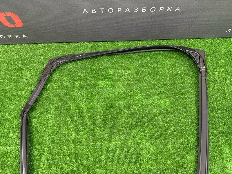 Уплотнитель стекла зад. лев. направляющий Infiniti QX50 J55 2019