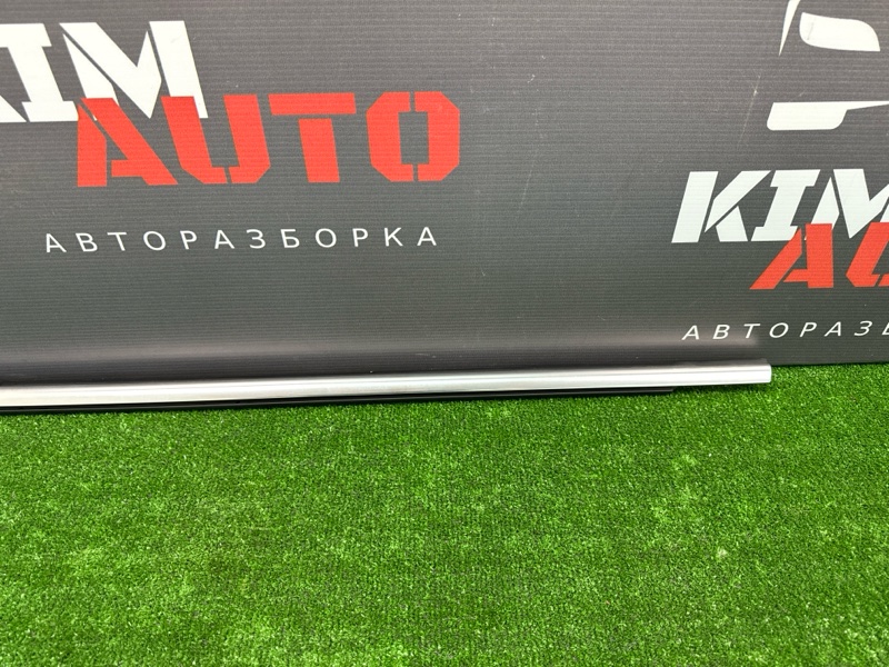 Уплотнитель стекла передний левый наружный (Бархотка) Infiniti QX50 J55 2019