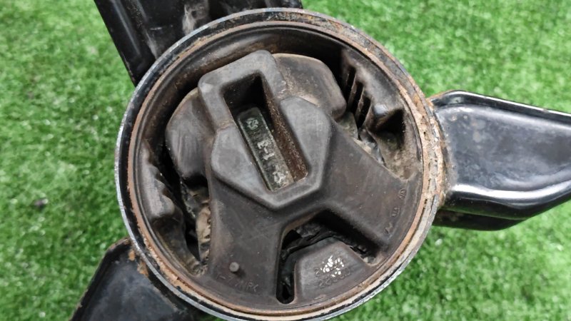 Подушка/опора двигателя Hyundai ix35 2012